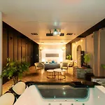 Toute Equipee Jacuzzi Prive 公寓